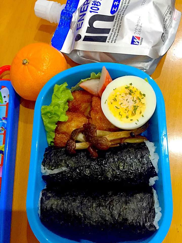 子供お弁当🍱  海苔巻き  鶏のから揚げ  ゆで卵  カニ蒲鉾  しめじのソテー  マンダリンオレンジ|ch＊K*∀o(^^*)♪さん