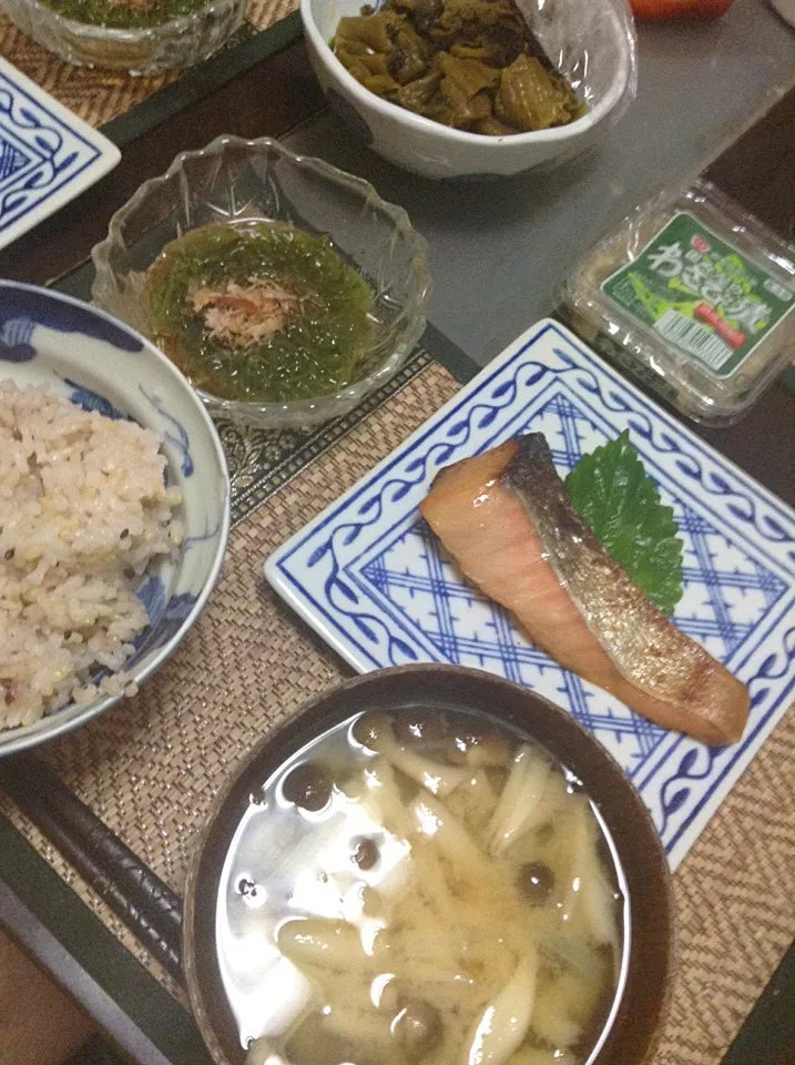 Snapdishの料理写真:鮭の味噌漬け＆めかぶ＆しめじの味噌汁|まぐろさん