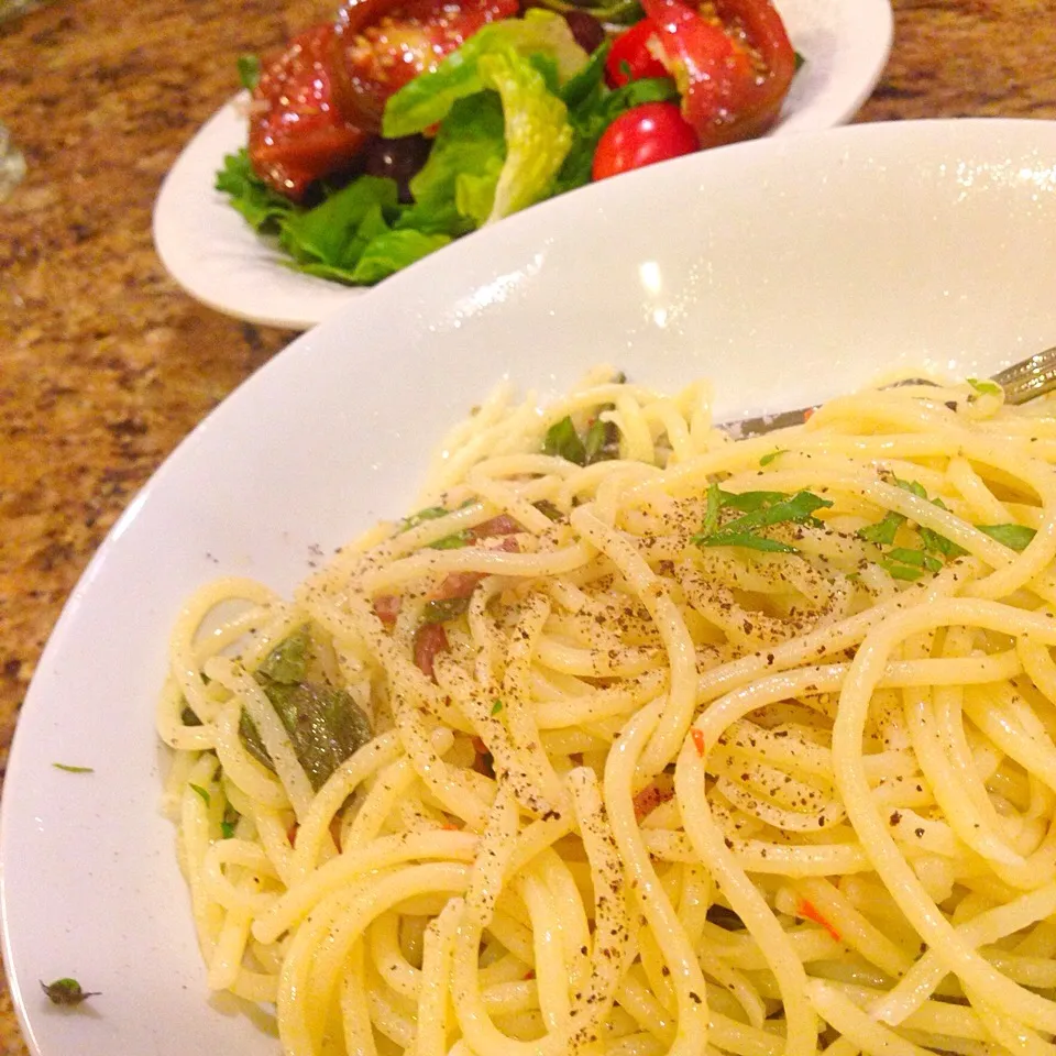 Fat pasta with fresh garden salad|Peter Simonさん