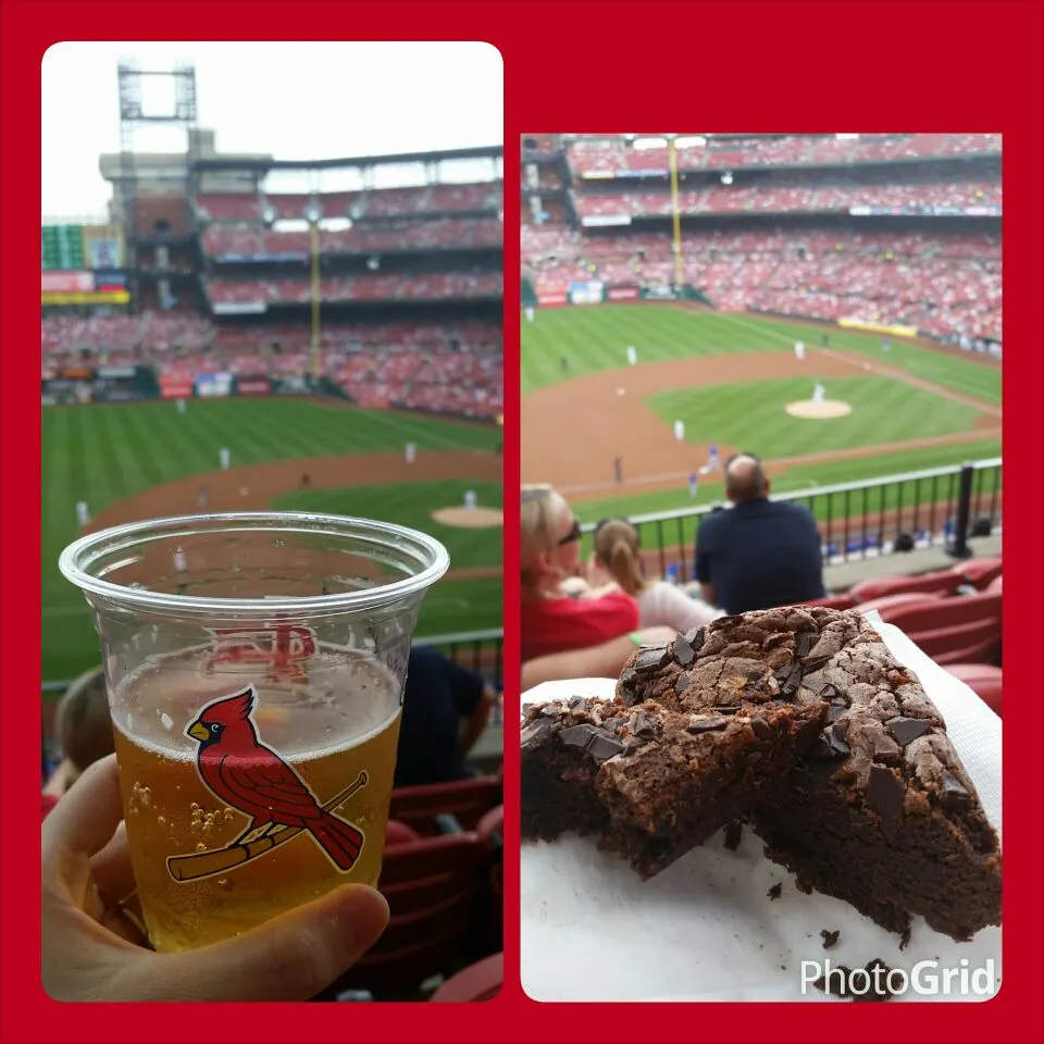 Enjoying some Bud light and brownies at the Saint Louis Cardinals game.  Life is good!|Jihollandさん