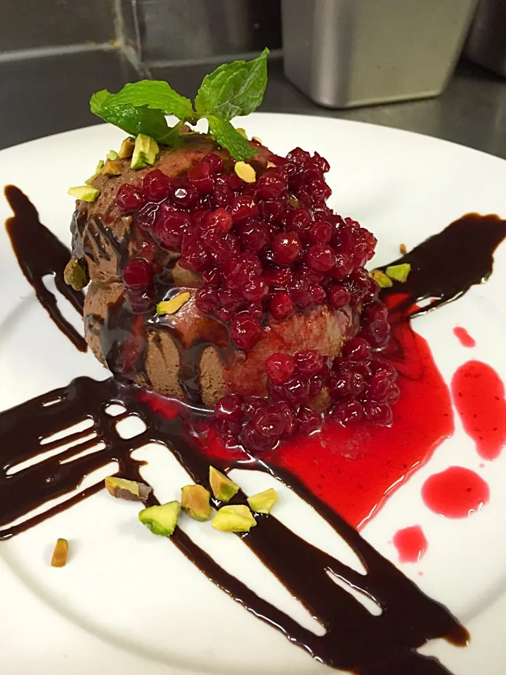 Chocolate mouse, lingenberry compote|Michael Kohlさん