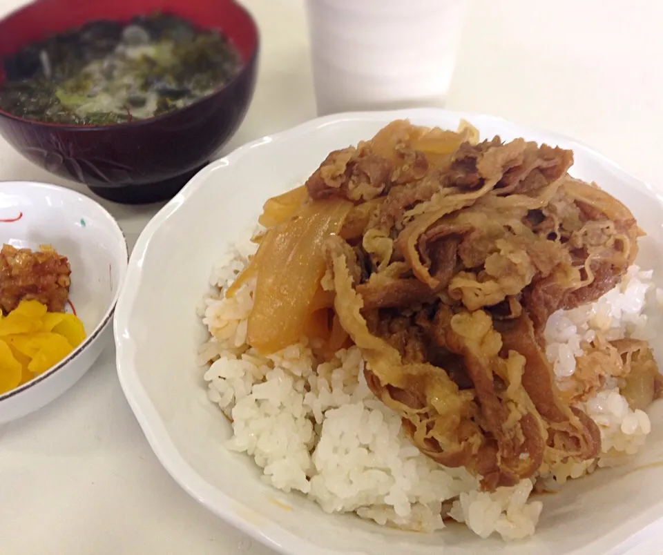 昼ごはんのような  ご飯だけ大盛り牛丼|ぽんたさん