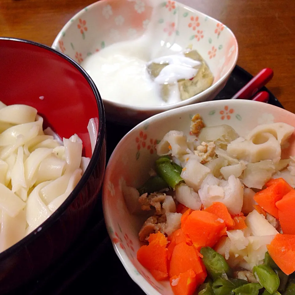 0913昼 うどん、煮物、サツマイモヨーグルト|かえるさん