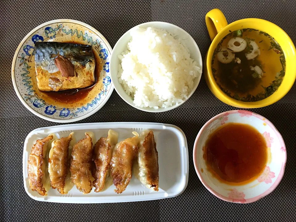 Snapdishの料理写真:餃子と鯖の味噌煮ご飯|ばーさんさん