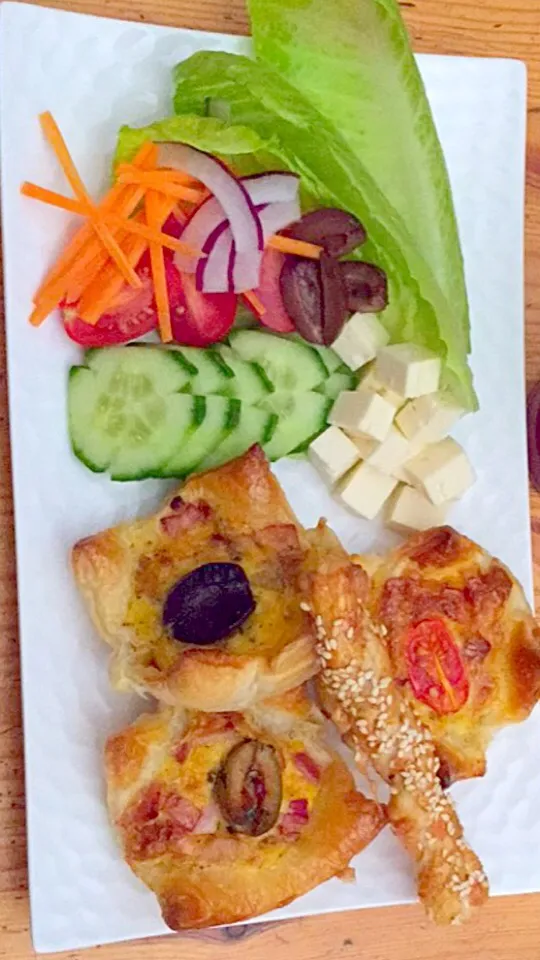 Snapdishの料理写真:Quiche + Salad|Chrisy Hillさん