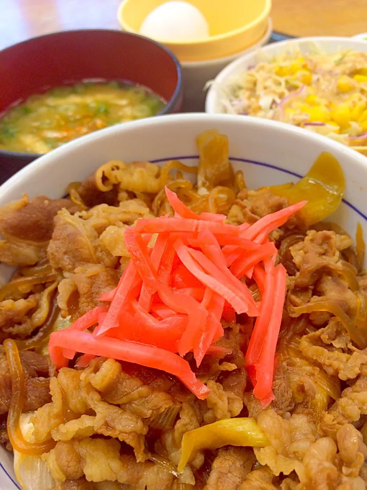 和風牛丼のサラダセット＋卵|ちな姉＠水ノ智南英さん