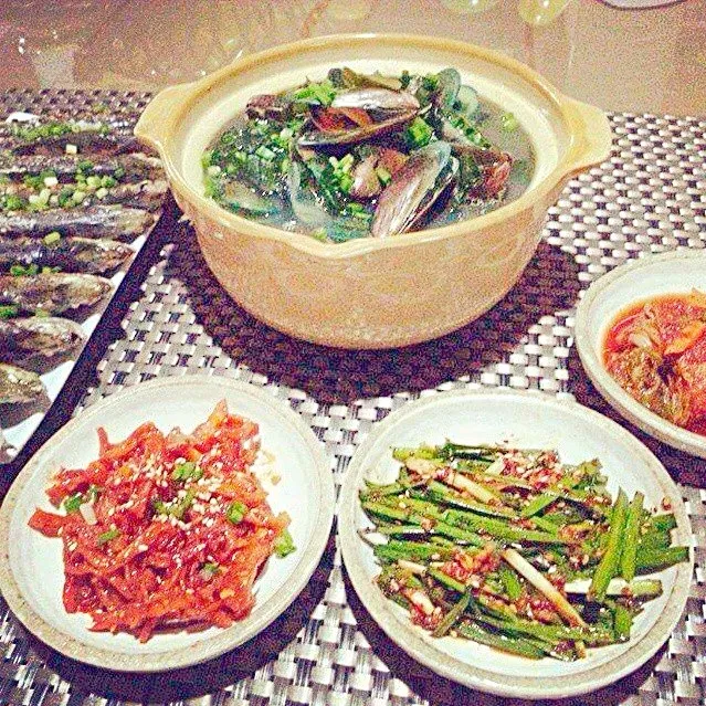 Korean Lunch... Seaweed Soup with Mussels, Grilled Mackerel with a varieties of Side Dishes..|JM de Guzmanさん