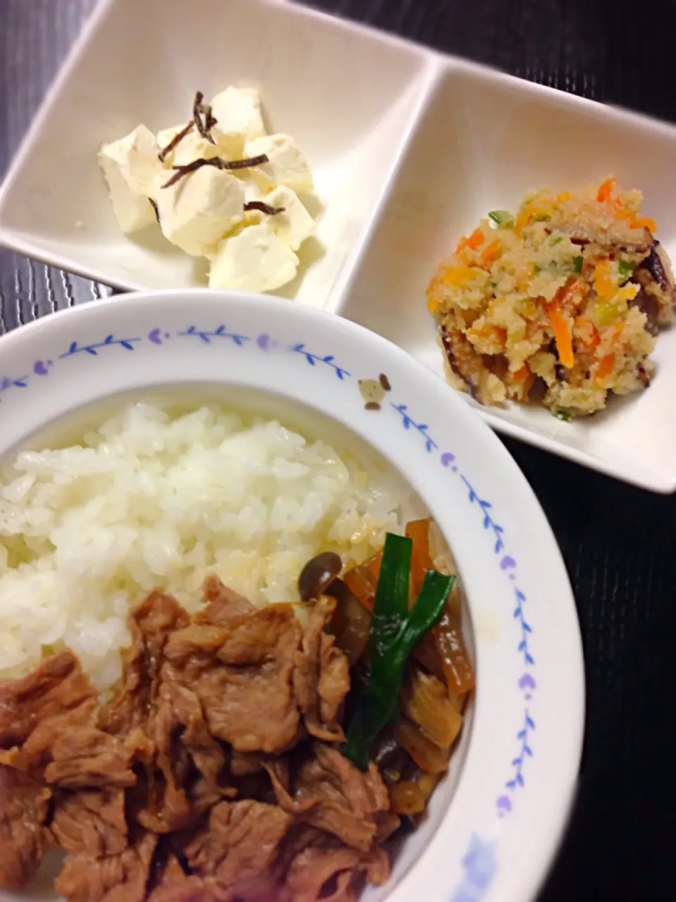 牛すき焼き丼風、卯の花、クリームチーズの塩昆布和え
#ムスメご飯|mossan＠OSAKAさん