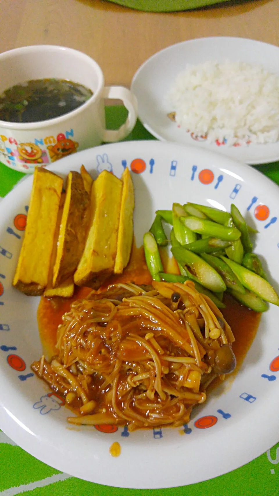 ☆野菜たっぷりﾊﾝﾊﾞｰｸﾞ＊ﾌﾗｲﾄﾞﾎﾟﾃﾄ＊ｱｽﾊﾟﾗｿﾃｰ＊ごはん＊海藻ｽｰﾌﾟ☆我が家は肉と野菜がほとんど同量😅玉葱、人参、牛蒡、ｼﾒｼﾞが入りｿｰｽに榎茸とｼﾒｼﾞが入ってます。|ｼｮｺﾗさん