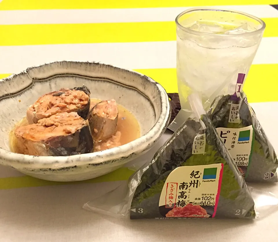 ここのところのバカ食いを反省し、🍙おにぎりと🐟鯖缶で質素に聖水沐浴しますわ✋|にゃあ（芸名）さん