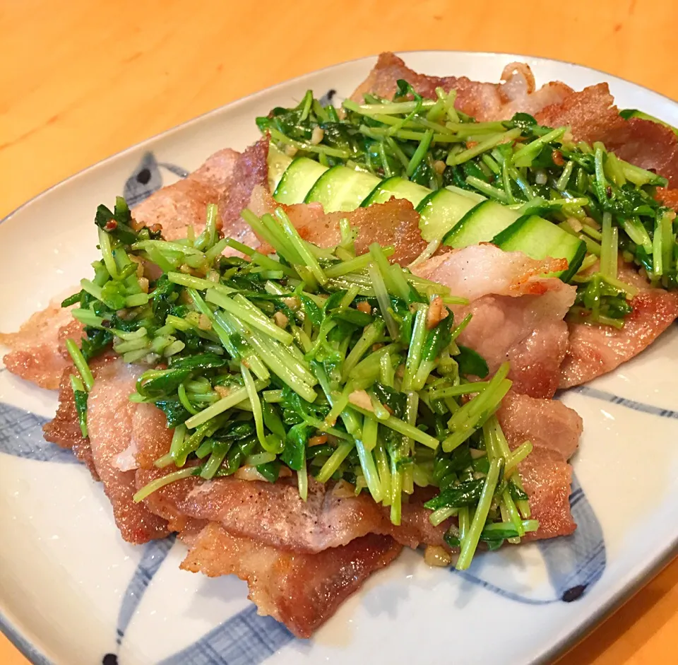 豚バラのカリカリ焼き・豆苗とニンニクを巻いてー(^_−)−☆|沖縄「ピロピロ」ライフさん