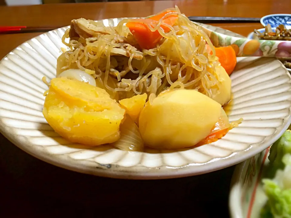 Snapdishの料理写真:じゃがいもの食卓になってしまいましたが肉じゃが|kayokoさん