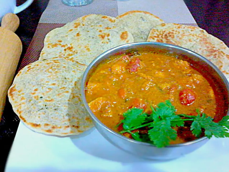 Snapdishの料理写真:Indian flat bread w/ Chicken Masala ✔|🌼 Pooja's Kitchenette 🌼さん