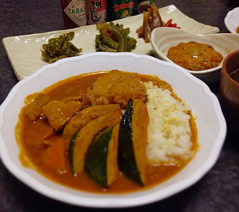 Snapdishの料理写真:日曜日はカレーの日  焼きかぼちゃとトリカラカレー    海苔スープ  鶏つくね  ピーマン佃煮 ゴーヤ醤油漬け 茗荷甘酢漬け|ぽんたさん