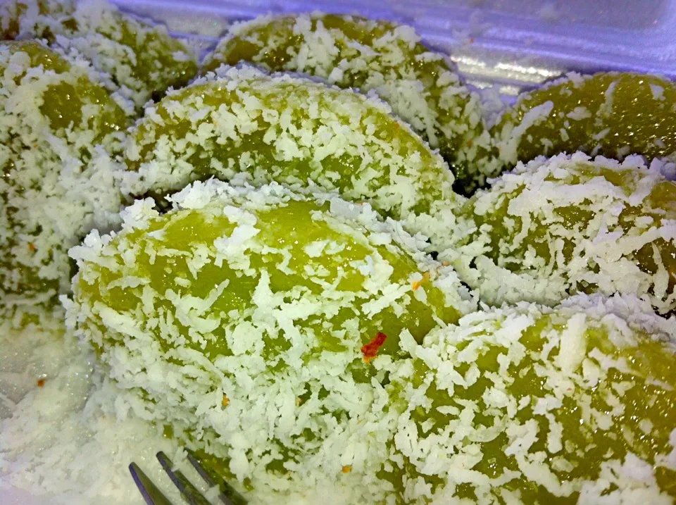 Snapdishの料理写真:Pichi-Pichi...
Sweet Pandan Flavoured Sticky Cassava Pudding|JM de Guzmanさん