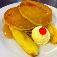 Snapdishの料理写真:Banana pancake 🍌🍞🍯|Gamgamntpさん