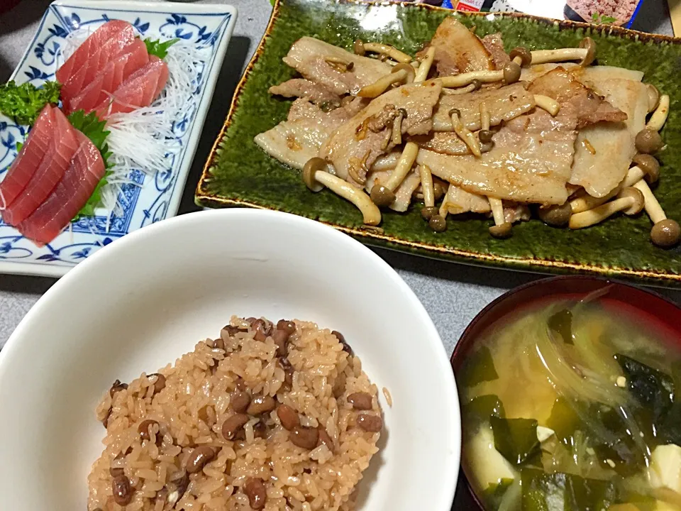 手作り赤飯、刺身(つま、しそ)、ミョウガ豆腐ワカメ味噌汁、豚しめじ炒め|ms903さん