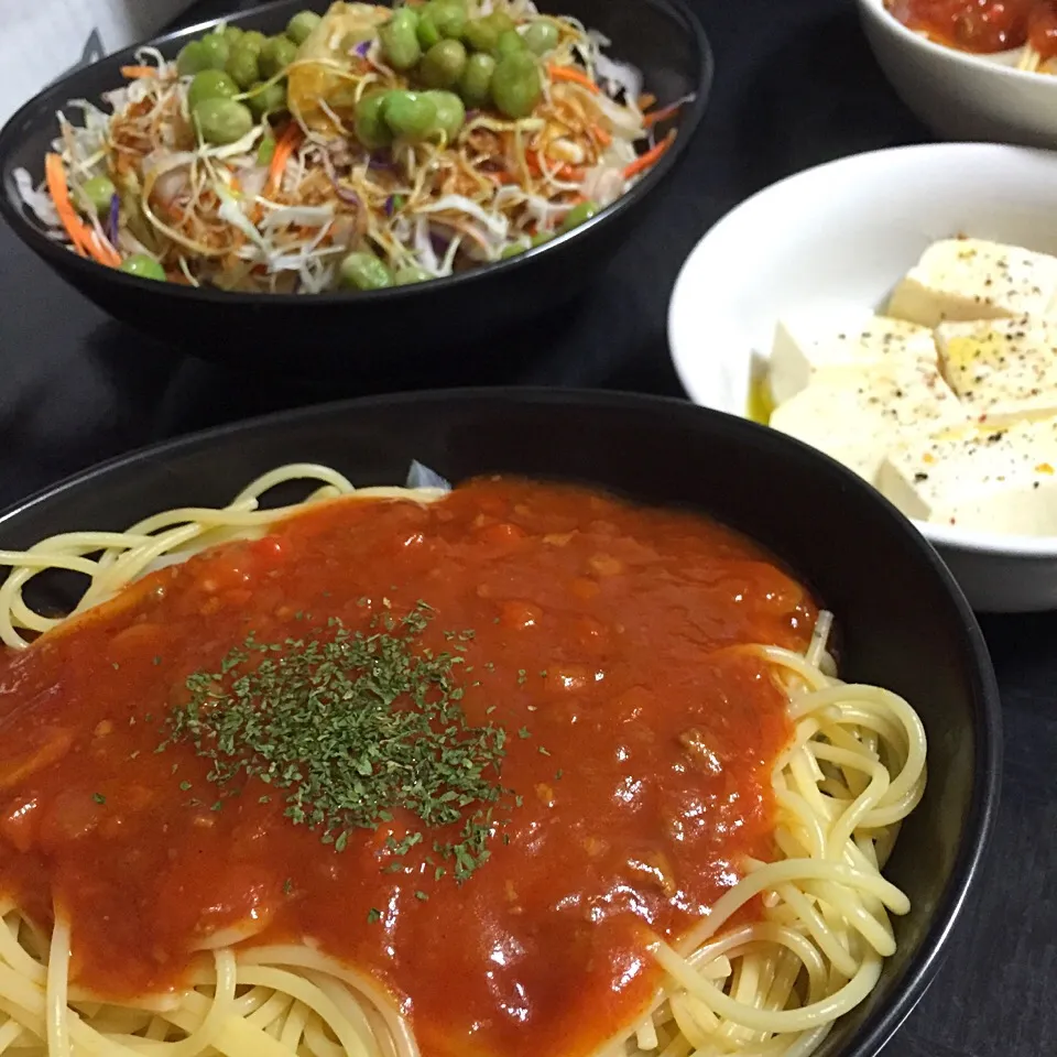 今日の晩ご飯は、ミートソースのパスタ、キャベツと豆のサラダ、イタリアン温やっこ。|ゆえさん