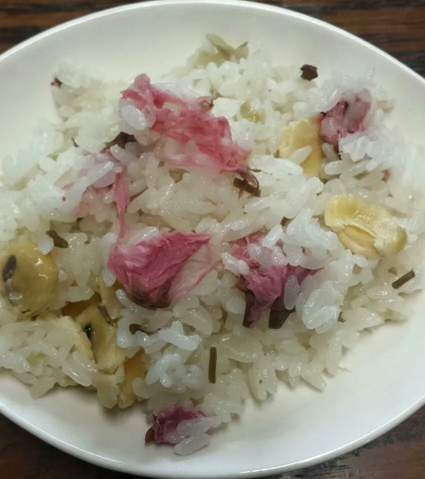 Snapdishの料理写真:打ち豆と桜塩漬けの炊き込み御飯|香奈子さん