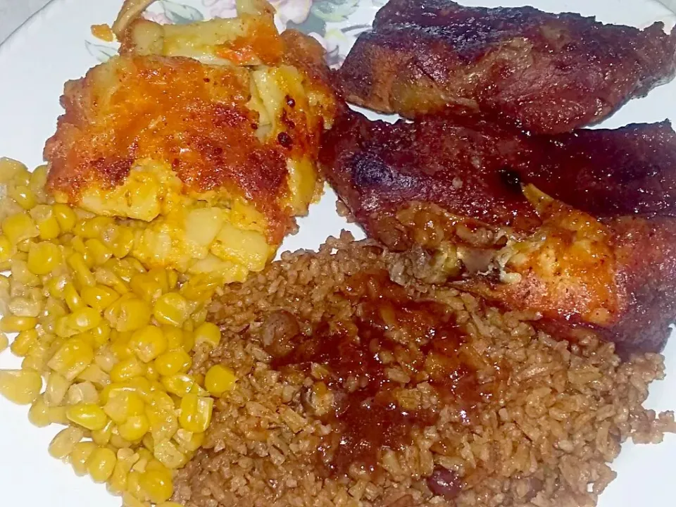 Snapdishの料理写真:Twice Baked Bar B Q Ribs & Chicken Peas n Rice Baked Cheese n Macaroni and Sweet Garlic Corn.|Juan Simmsさん