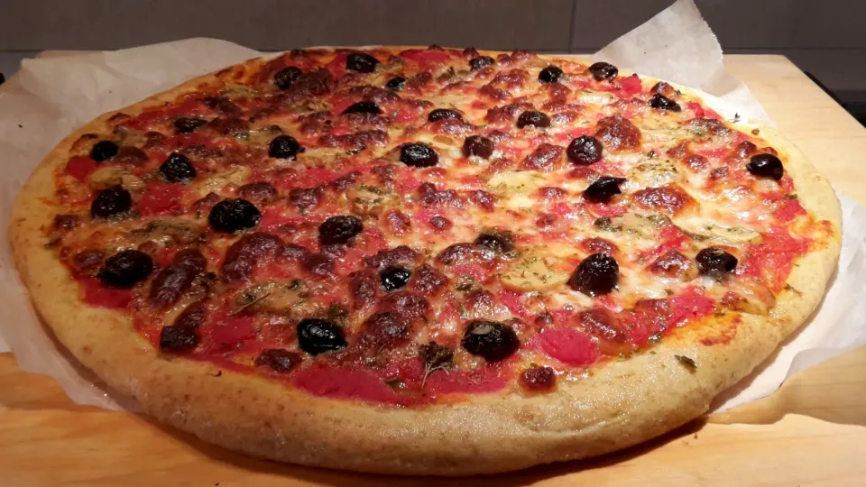 Pizza funghi e olive .Impasto con farina integrale , farina tipo 0 e germi di grano .|Mora Maurizioさん