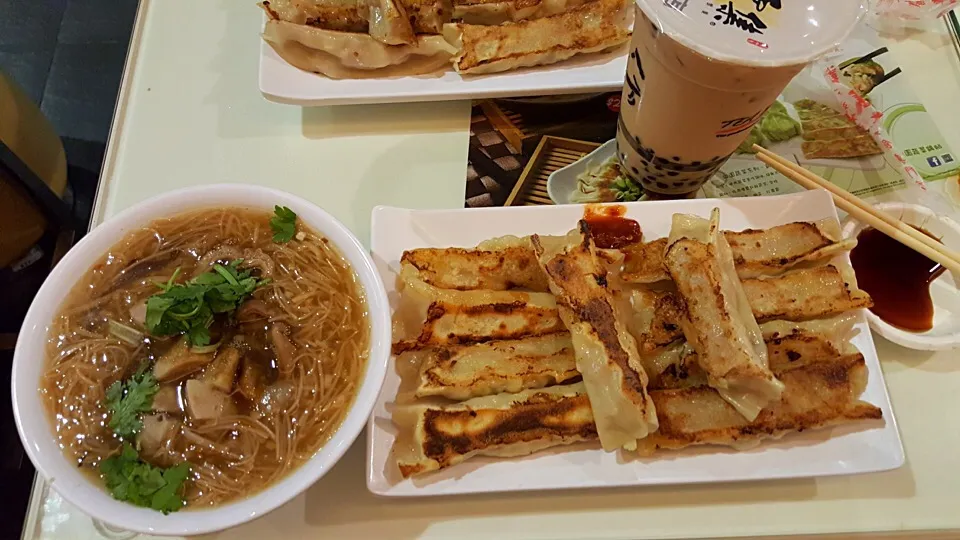 Taiwan-style dumplings with tapioca milk
台灣餃子とタピオカドリンク|なるさんさん