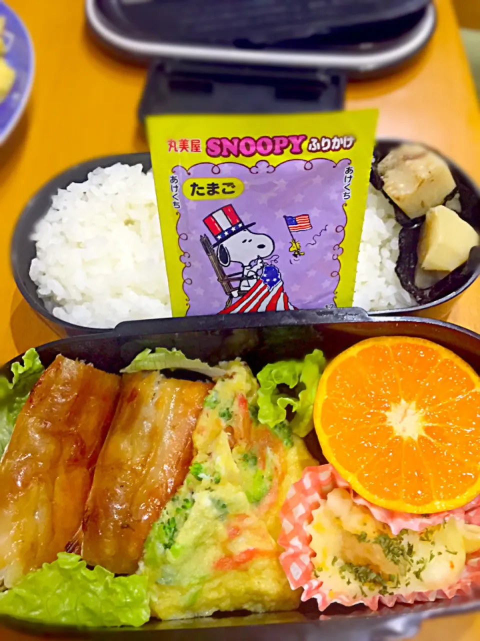 子供お弁当🍱  焼き秋鮭薫製  ブロッコリーと干し海老入り卵焼き  海老マカロニグラタン  マンダリンオレンジ🍊  筍おかか煮  卵ふりかけ|ch＊K*∀o(^^*)♪さん