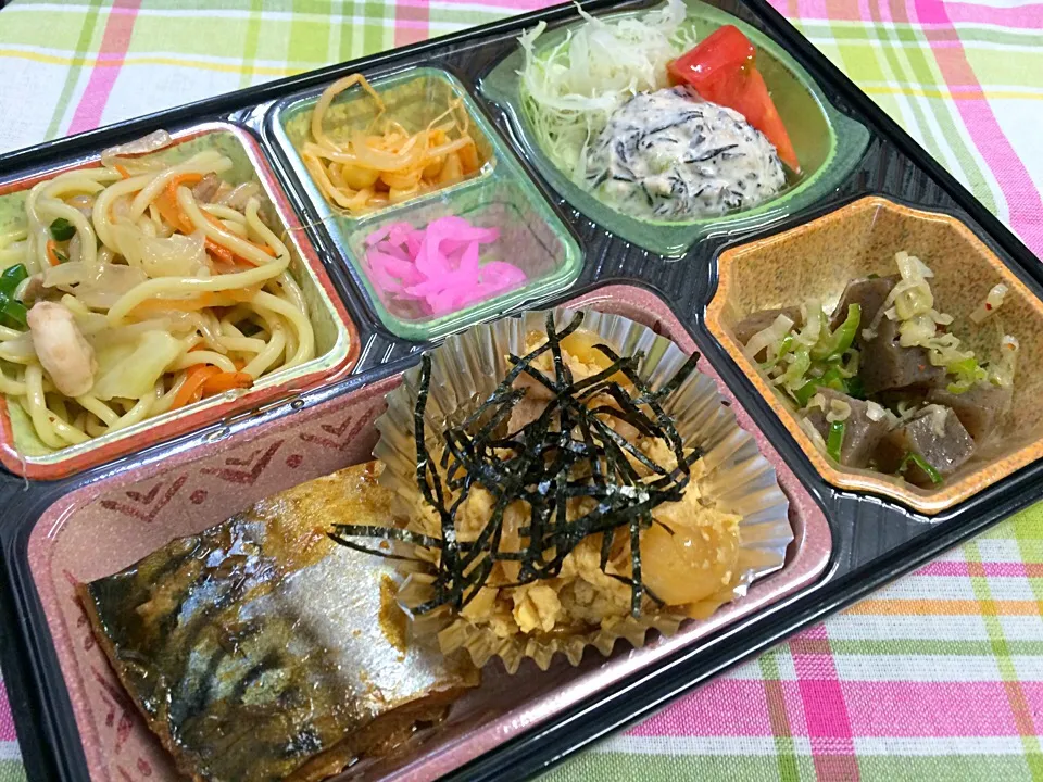 Snapdishの料理写真:鯖の照り煮 日替わり弁当 豊川市宅配|Naokazu Kuritaさん