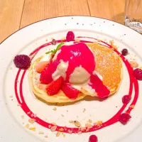 Snapdishの料理写真:ラズベリーソースのパンケーキ|cherryfabrayさん