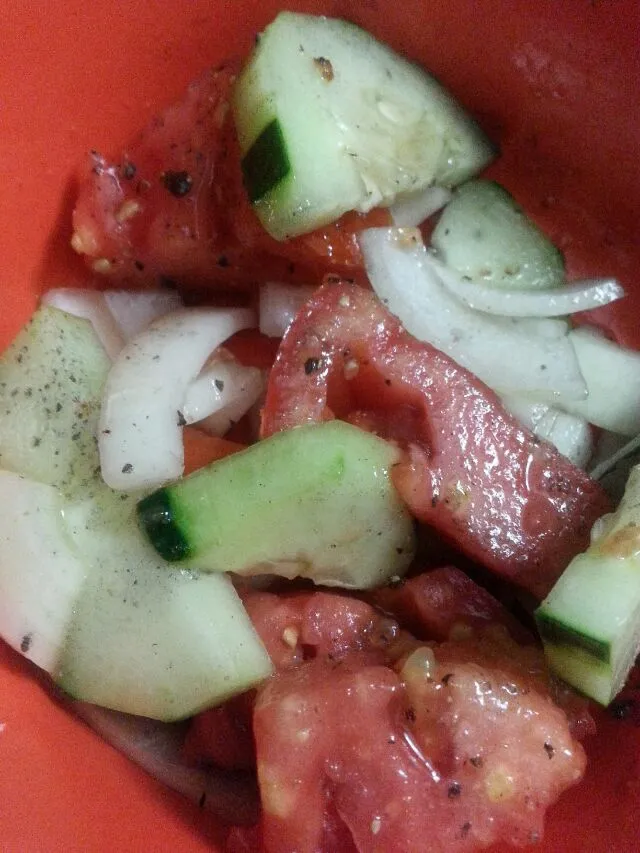 tomato, cucumber, and onion salad.|Polly Gelfusoさん