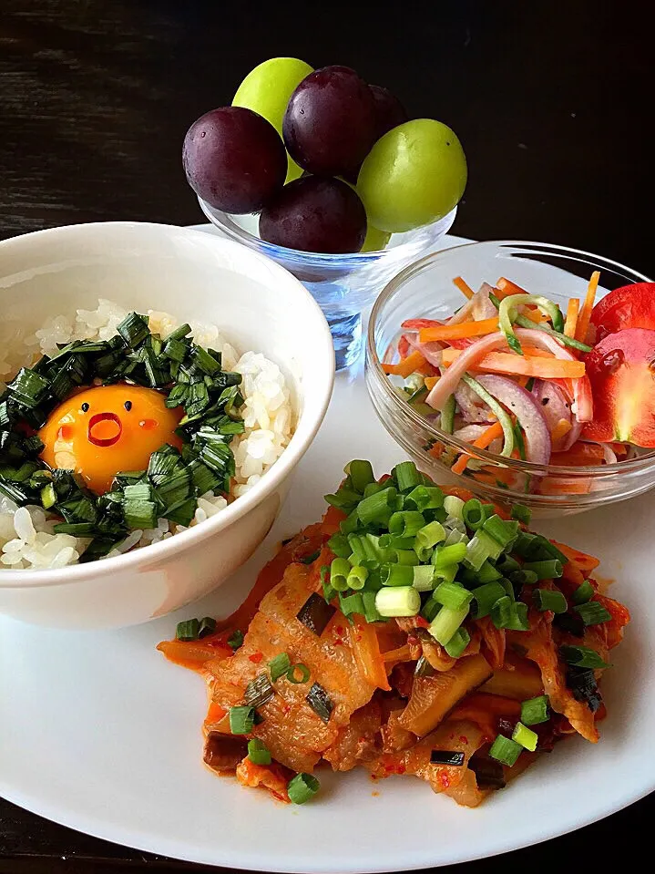 Snapdishの料理写真:⭐️豚キムチ
⭐️野菜とカニカマの千切りサラダ
⭐️ニラ醤油TKG
⭐️巨峰＆マスカット|よっちぃさん