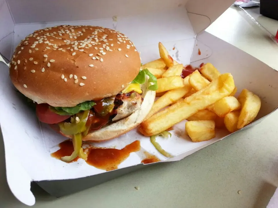 chicken burger and french fries|nusさん