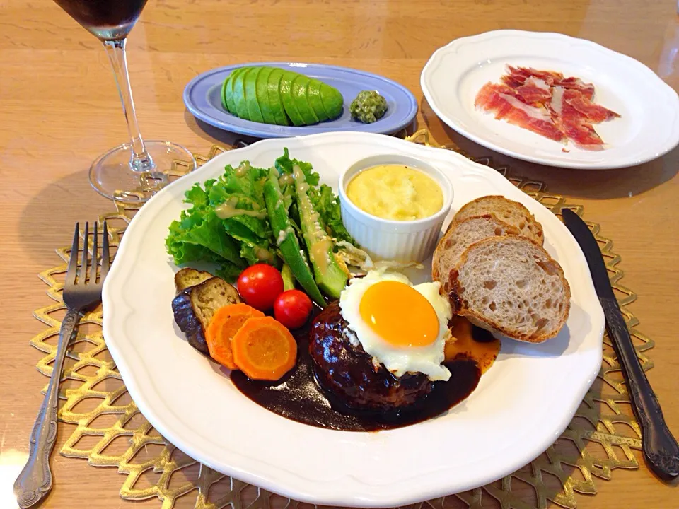 ハンバーグ、目玉焼き乗せ、サラダ、焼き野菜、マッシュポテト、バゲット、生ハム、アボカド|Mikiさん