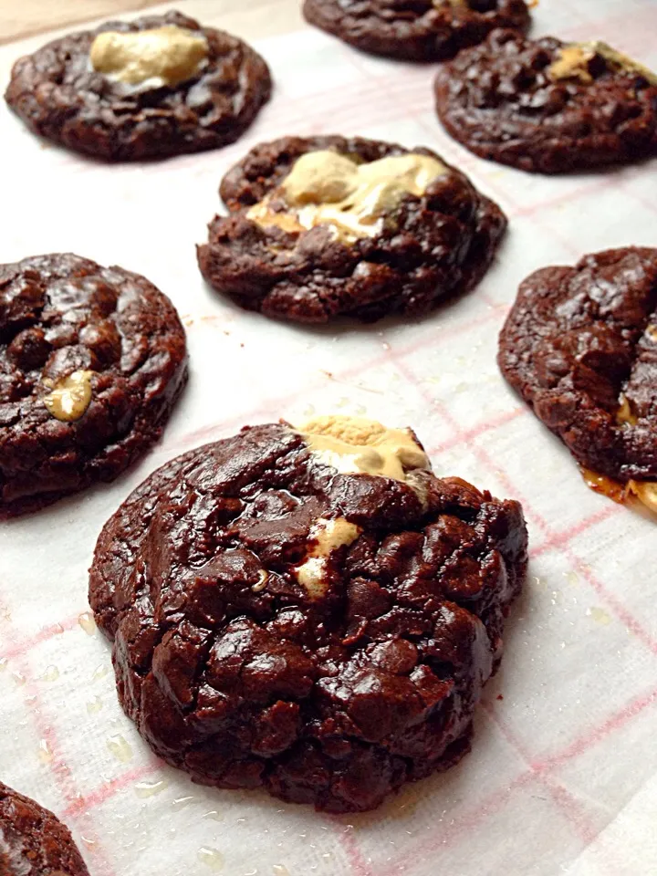 Marshmallow volcano Mad chocolate cookies for chocolate lover ❤️マシュマロが噴火した ねっちりchewyなチョコクッキー🍫🍪|Hollyさん