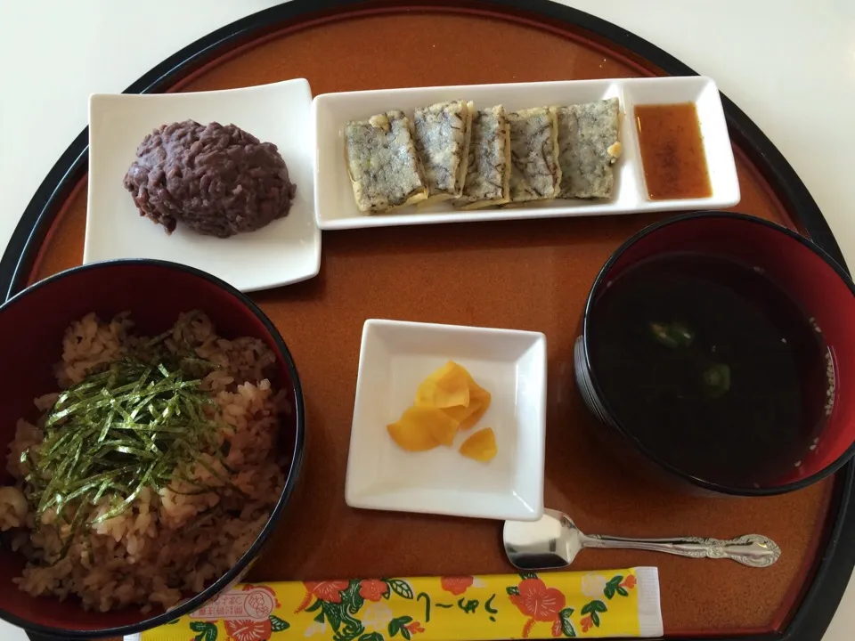 沖縄  浜比嘉島のタコ飯
☆タコ飯、もずくのお吸い物、
もずく入りチヂミ、おはぎ|のむのむさん