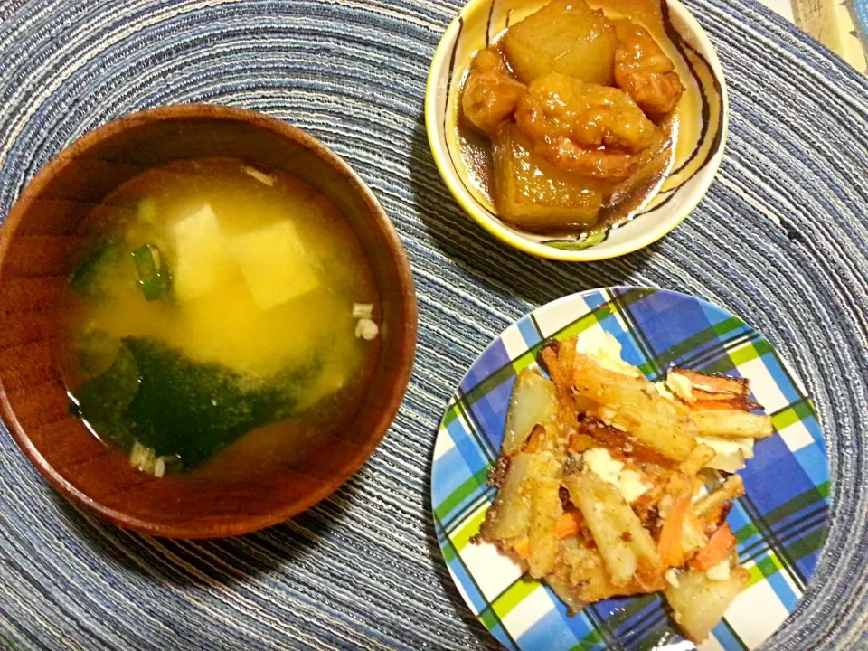 夜食。鶏と大根の照り煮とじゃがいもにんじんチーズのパリパリとお味噌。|エリカさん