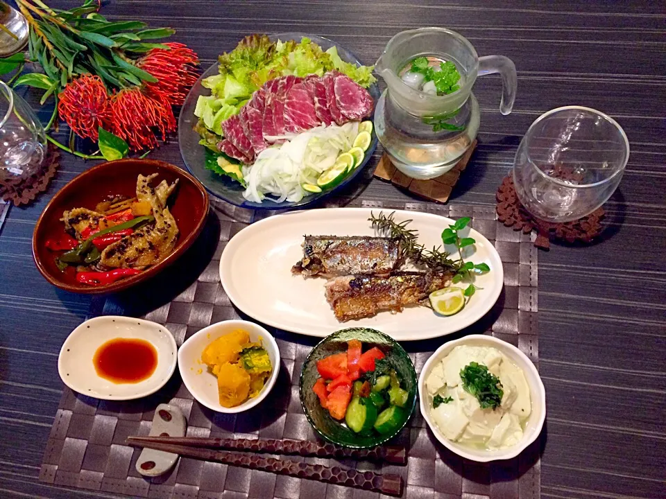 今夜は秋刀魚ハーブ塩焼き、馬刺し、枝豆豆腐、南瓜煮、胡瓜とトマトの合法ハーブshiso和え、手羽先と彩り野菜の南蛮漬けです。|かれんさん