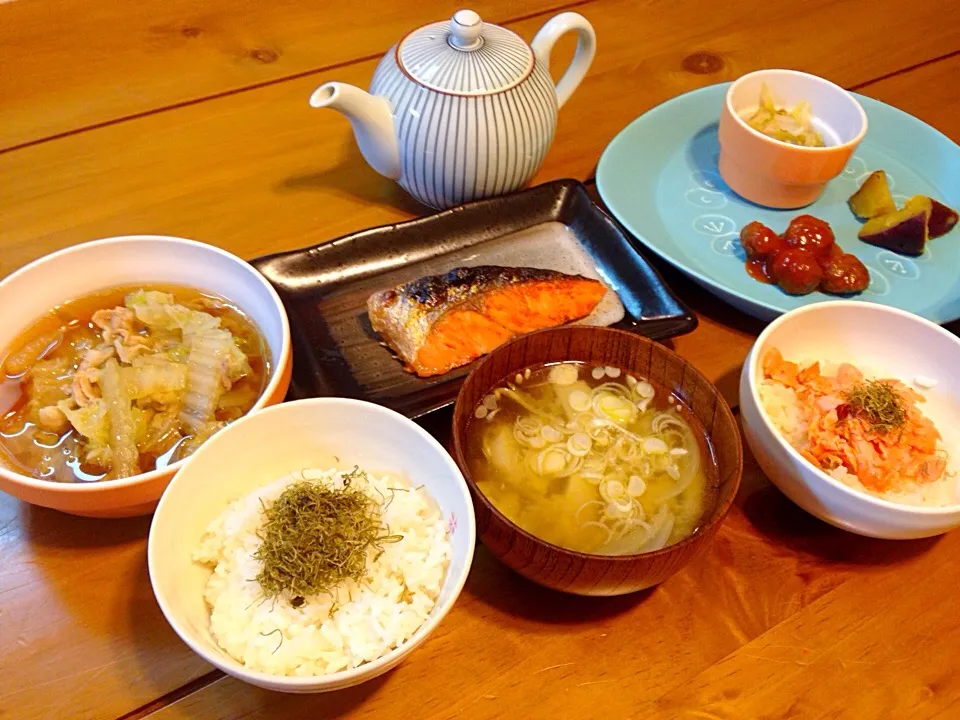 ＊塩鮭
＊白菜豚バラ煮
＊里芋と舞茸と玉ねぎの味噌汁
＊ミートボール
＊さつまいも|marypoppinsさん