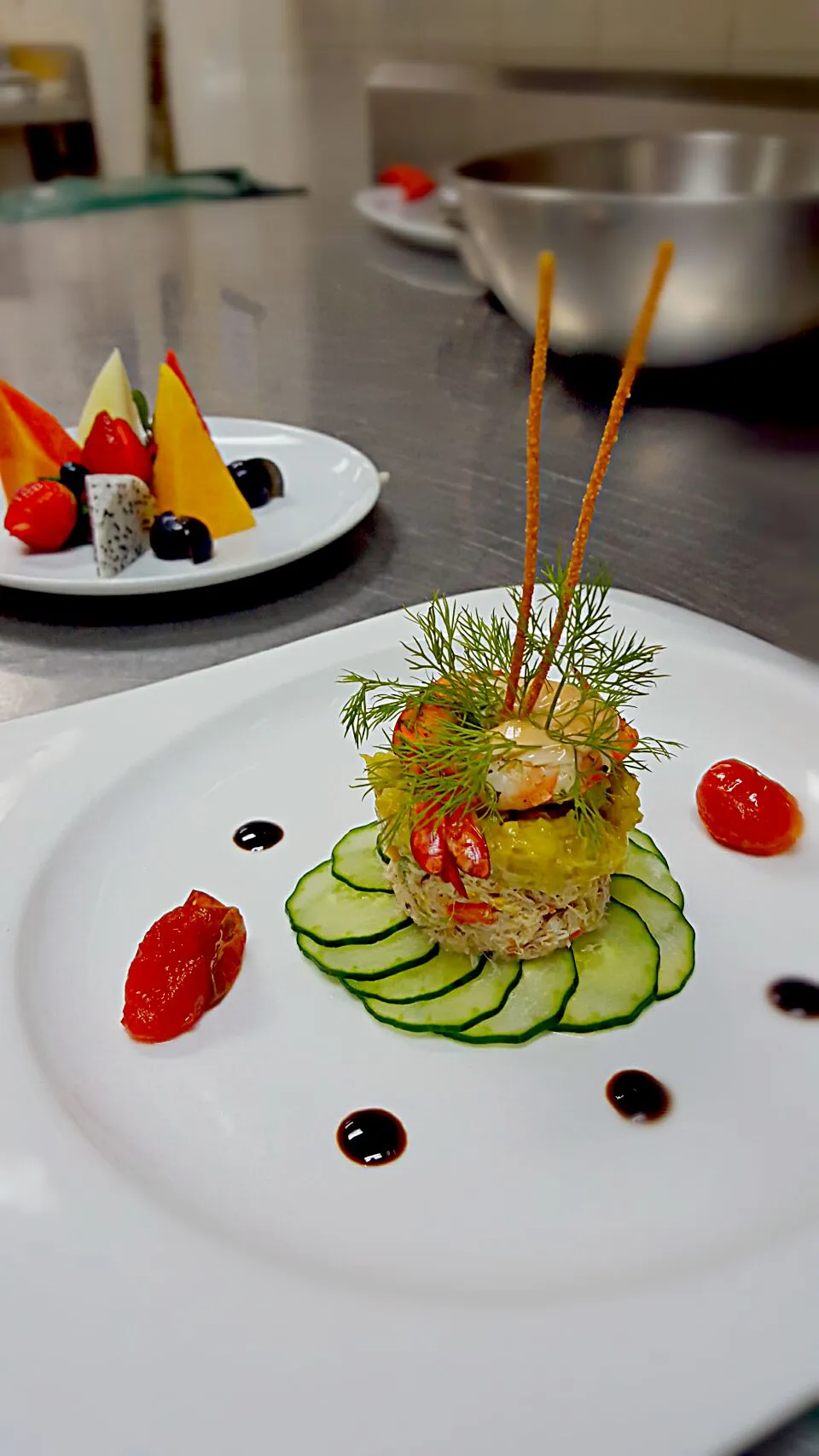 crab meat with guacamole and shrimp
serve with fruit platter
credit to Cdp Cold Kitchen.|Chef AJさん