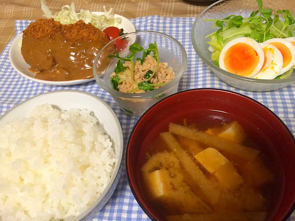 今晩のおかず^_^
#まぐろメンチカツ
#ピリ辛ひき肉と油揚げ豆苗の和え物
#サラダ
#お味噌汁|chunさん