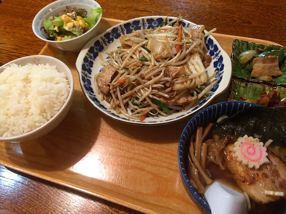 Snapdishの料理写真:野菜炒め ラーメン付定食|ぬぬ。さん