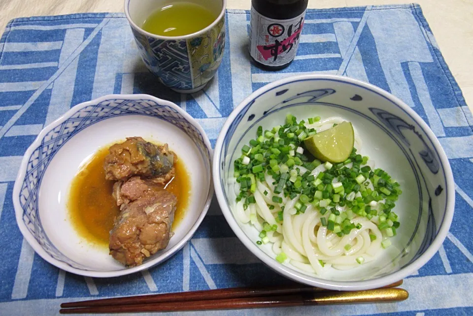 20150902（水）昼食。生醤油うどん。すだちと青ネギを添えて。鯖缶味噌味。
本日の特選素材:醤油「はさめず」 石丸の讃岐うどん|Keiko Moritaさん