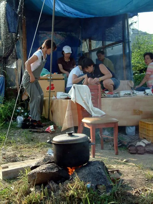 table tennis club farm picnic...ladies get busy upon arrival.|steven z.y.さん