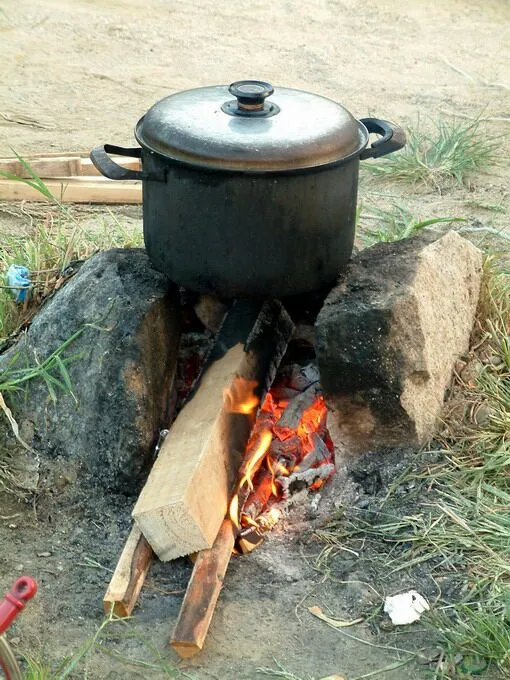 table tennis club farm picnic...low tech stove, back to the stone age.|steven z.y.さん