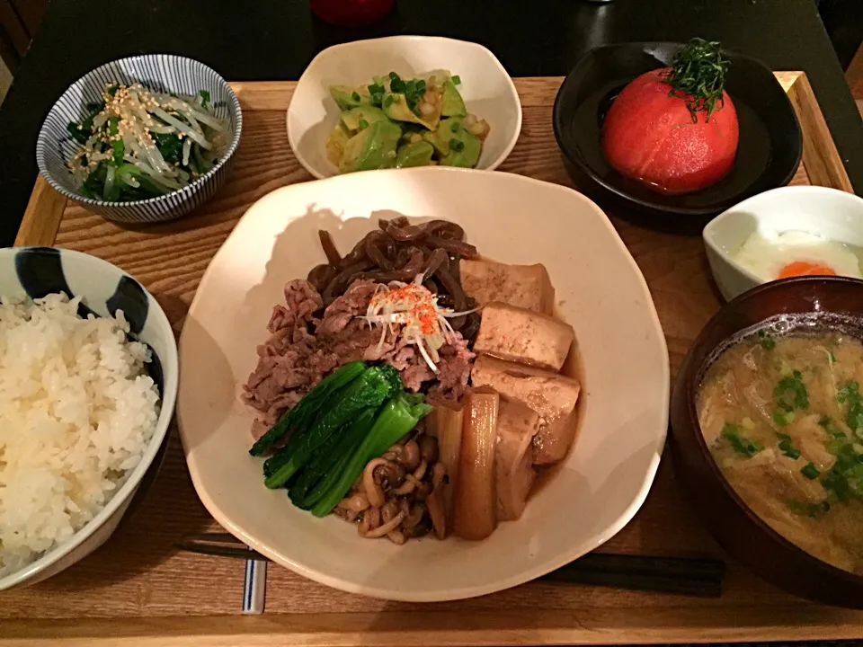 Snapdishの料理写真:すき焼き風肉豆腐、アボカドのサラダ、トマトの煮浸し、ニラともやしのナムル、大根と揚げのお味噌汁|ayumiさん