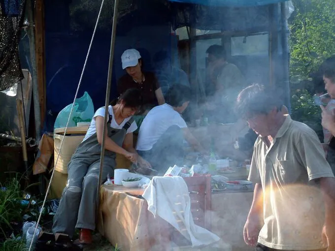 table tennis club farm picnic...ladies do all the work. and guys? well, smoking, drinking, playing cards...boys will be boys.|steven z.y.さん