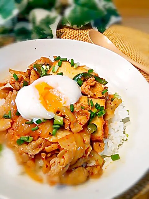 あゆ♡の絹あげでカサ増し♪辛さ控えめ豚キムチ丼♡|あゆさん