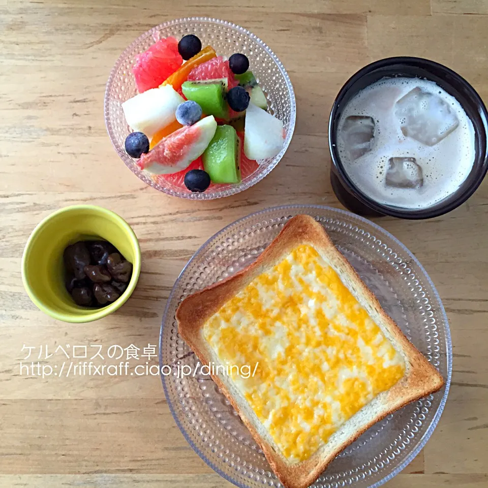チーズトーストと果物の朝ごはん|門乃ケルコさん