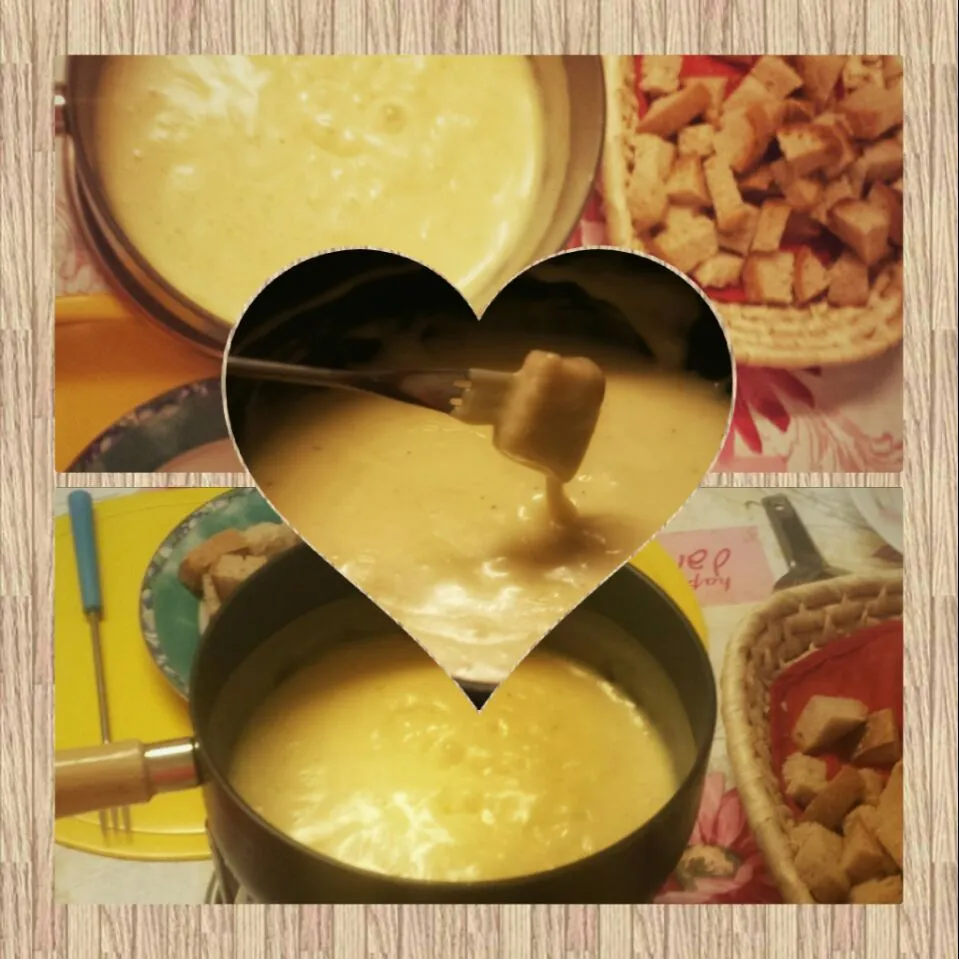 Swiss cheese Fondue Moitié Moitié 
(half Gruyère and friburgoise cheese with dry white wine and Kirsch)
 #Käsefondue
 #fondue
 #Swiss cuisine 
 #Swiss cheese|Najeskaさん