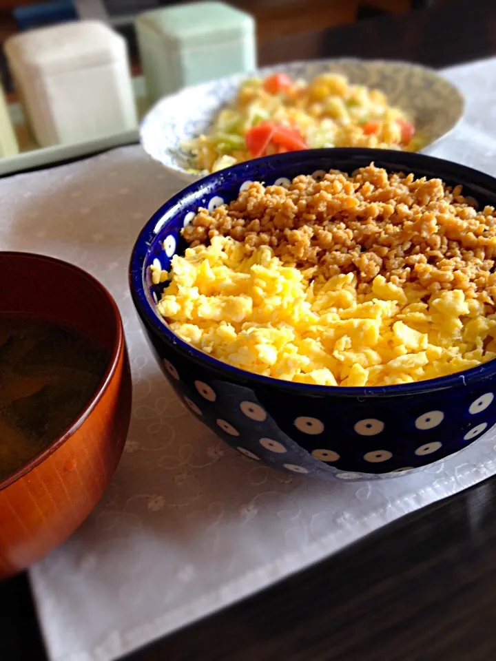 Snapdishの料理写真:❤︎休日のお昼ごはん❤︎鶏そぼろ丼|ぴとみさん